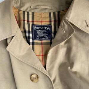 Burberry Vintage Trench Coat with traditional checkered lining